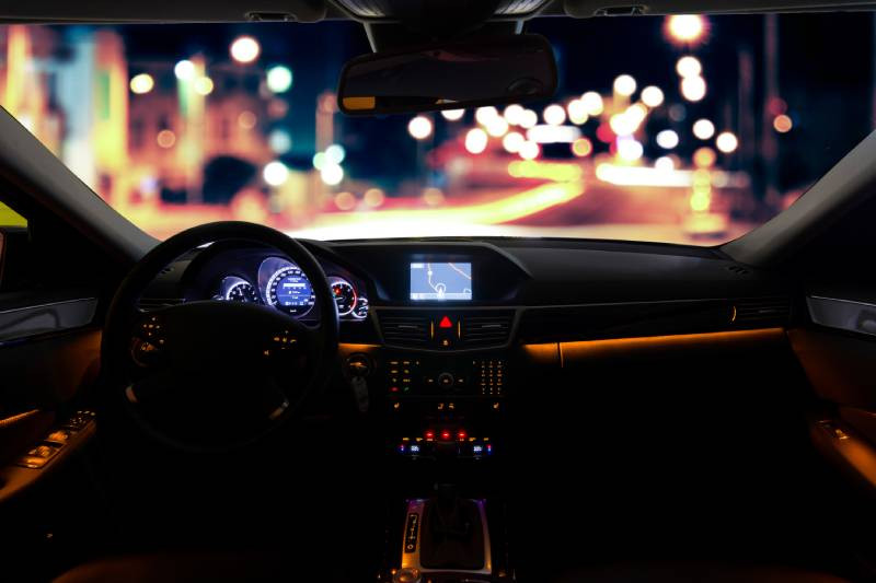 dodatkowe oswietlenie kabiny samochodu noc